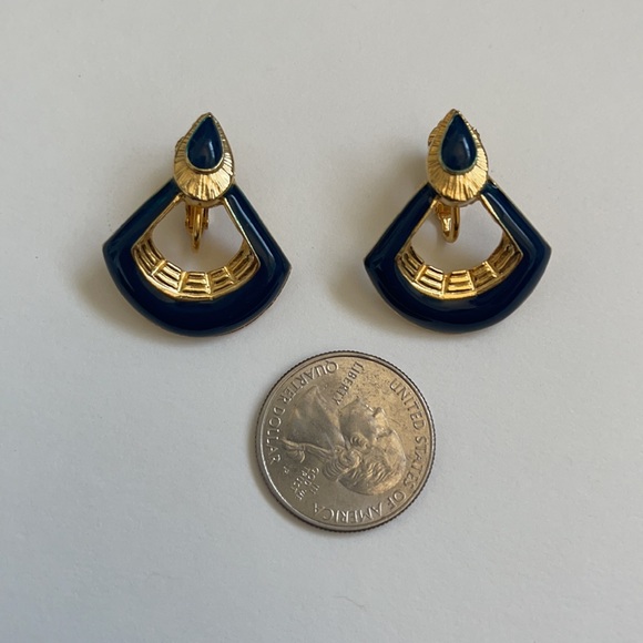 Vintage Clip On Earrings - Picture 3 of 4